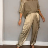 Conjunto de cetim liso com mangas e calças